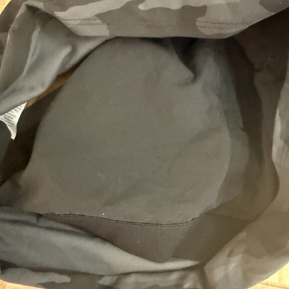 ATHLETA Conscious Crop Sports Bra M Camo Black Removable Cups Med Impact EUC B14 - Picture 5 of 6